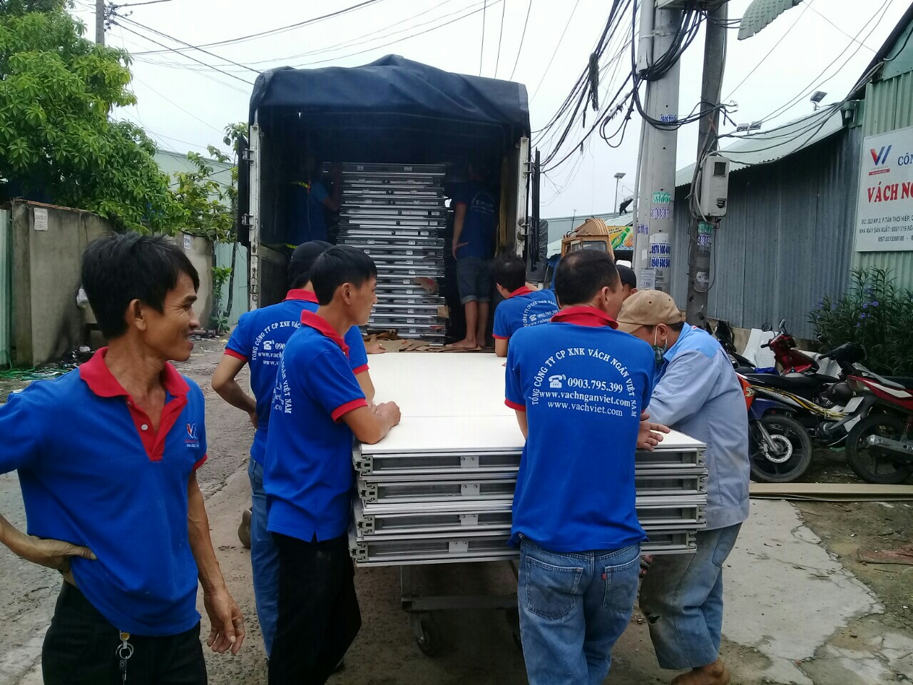 Lô hàng vách ngăn di động chuẩn bị lắp cho nhà hàng ở nha trang, việt nam