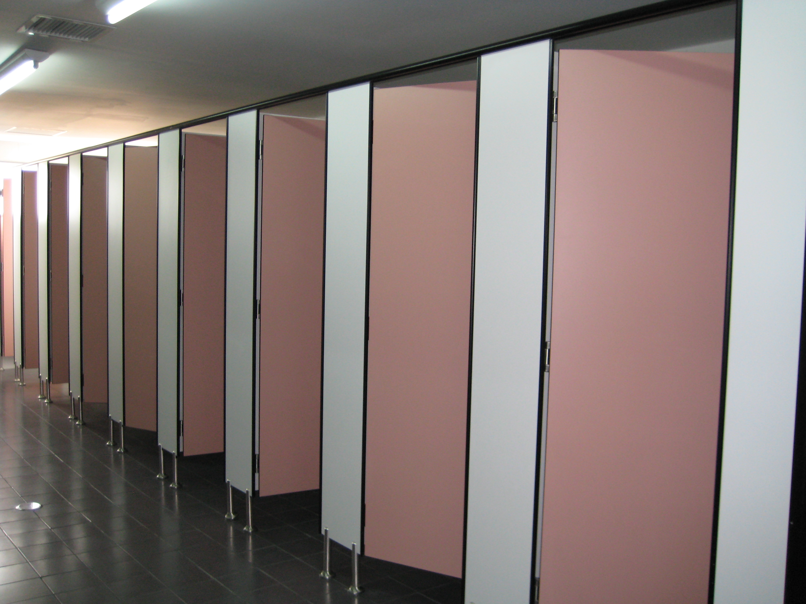 Vách Ngăn Vệ Sinh Compact HPL Giá Bao Nhiêu ?